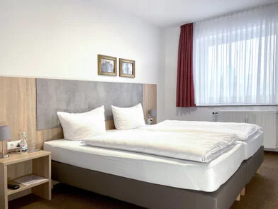 bett-fenster-juniorsuite-suite-double-harz-hotel-gaestegaus-bad-sachsa-bornweg-.jpg